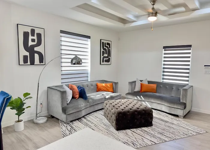Brand New Apt! Close To The Mall