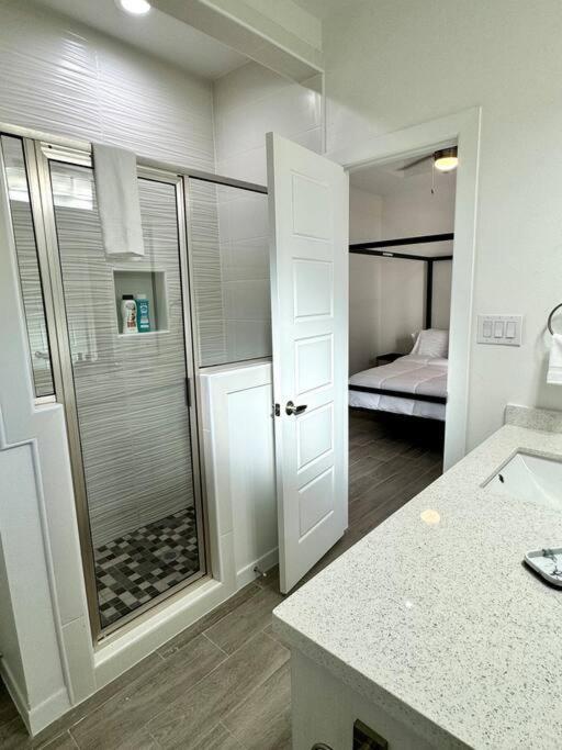 Brand New Apt! Close To The Mall Apartment