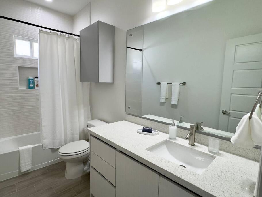 Brand New Apt! Close To The Mall