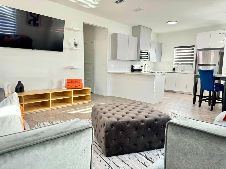 Apartment Brand New Apt! Close To The Mall *